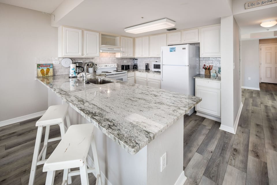 Kitchen - Breakfast bar seating and beautiful counter tops