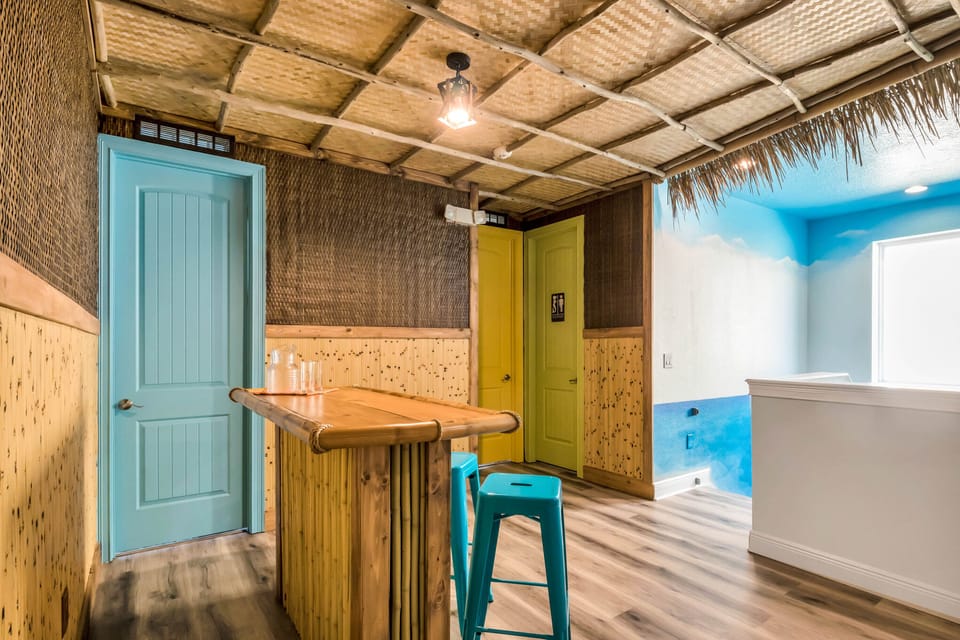 - Oversized dining space with table settings ready for large gatherings  
- Bright walls decorated with modern artwork perfect for family trips  
- Group-friendly dining area ideal for vacation rentals near attractions