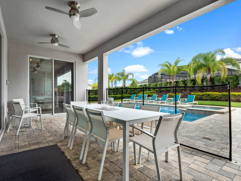Enormous private pool & spa area w/ large green yard space