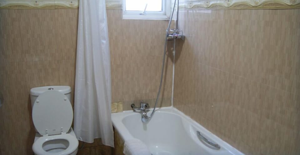 Combined shower/tub, deep soaking tub, free toiletries, towels
