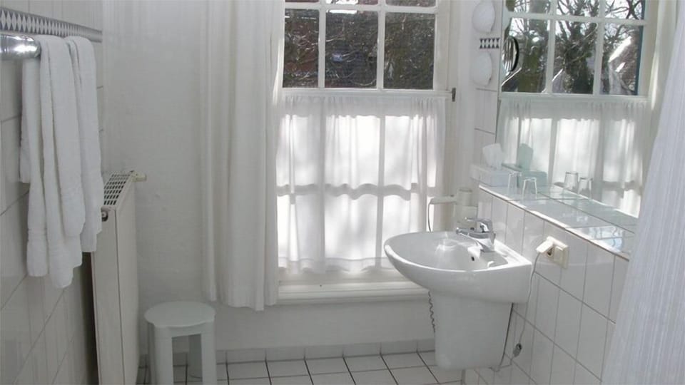 Shower, free toiletries, towels