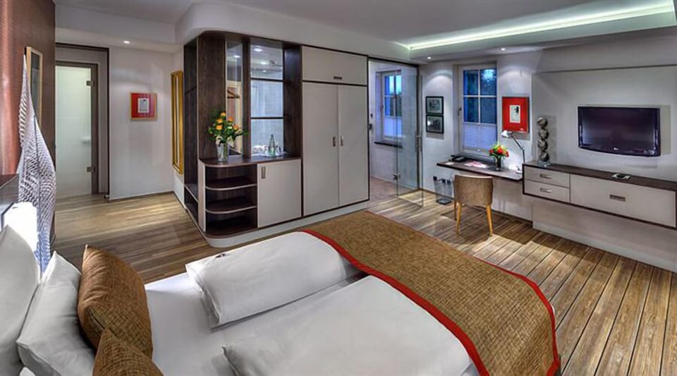 Junior Suite | Minibar, in-room safe, desk, free cribs/infant beds