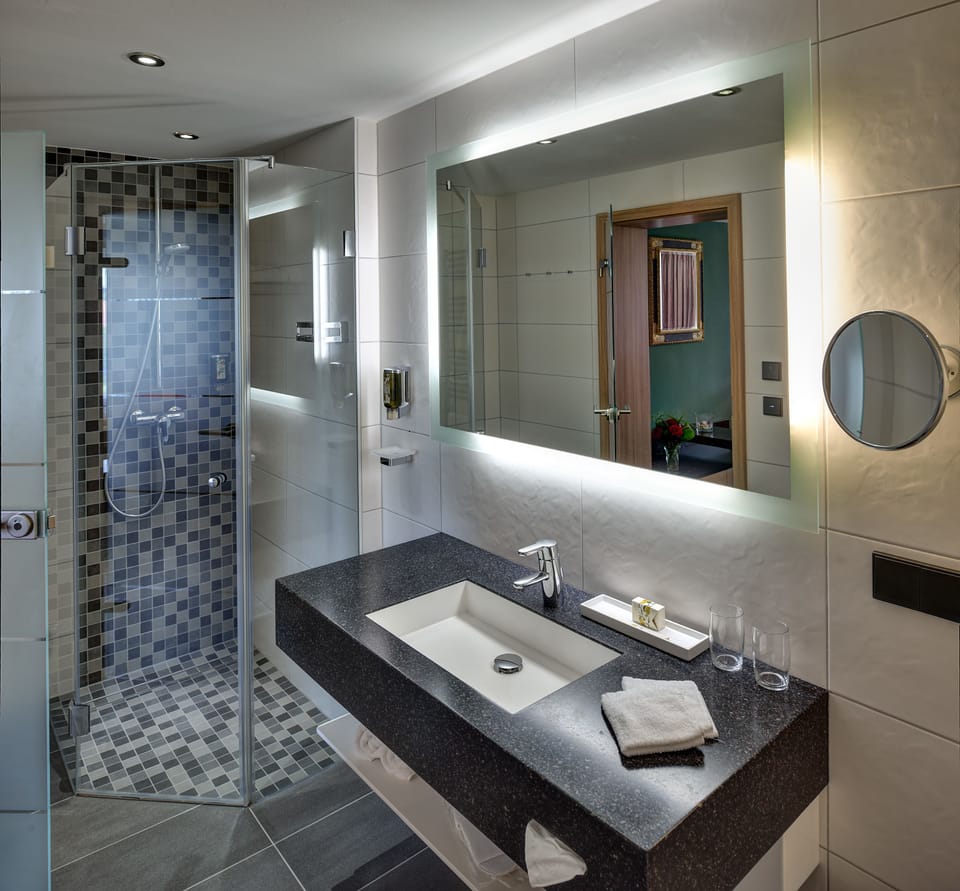 Superior Twin Room | Bathroom | Shower, slippers, towels
