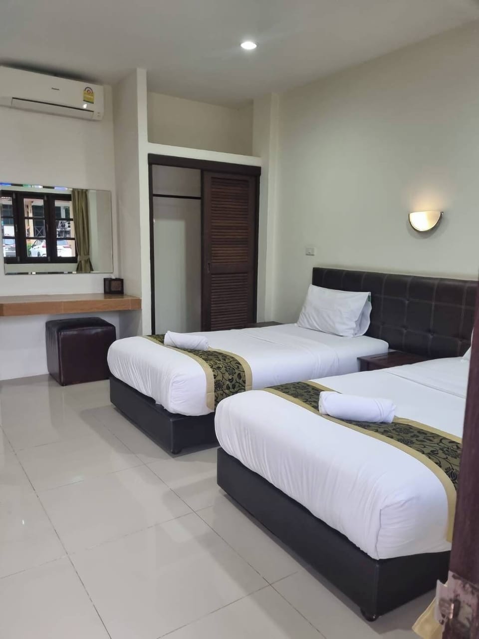 Deluxe Twin Room | Minibar, in-room safe, desk, WiFi (free)