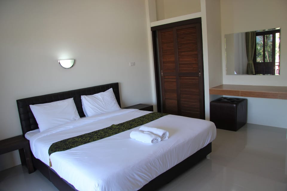 Executive Deluxe Double Room | Minibar, in-room safe, desk, WiFi (free)