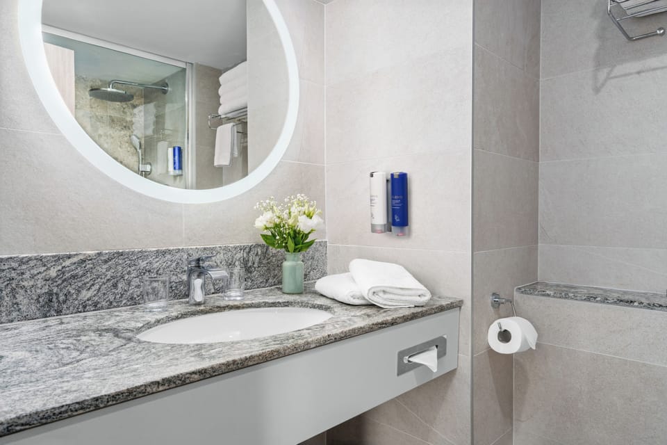 Business Class Twin | Bathroom | Combined shower/tub, designer toiletries, hair dryer, slippers