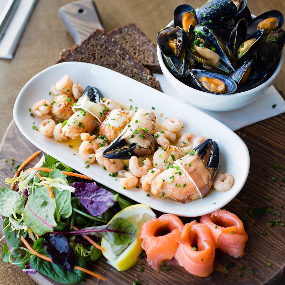 2 restaurants; breakfast, lunch, and dinner served