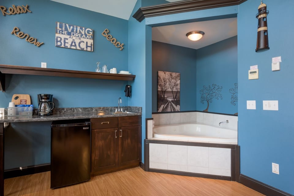 Romantic Tree House, 1 King Bed | Jetted tub