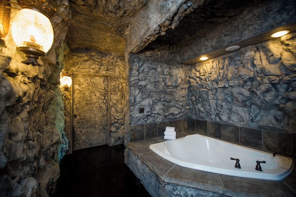 Eureka Springs Treehouses, Hobbit Caves & Castles Treehouse in Eureka Springs