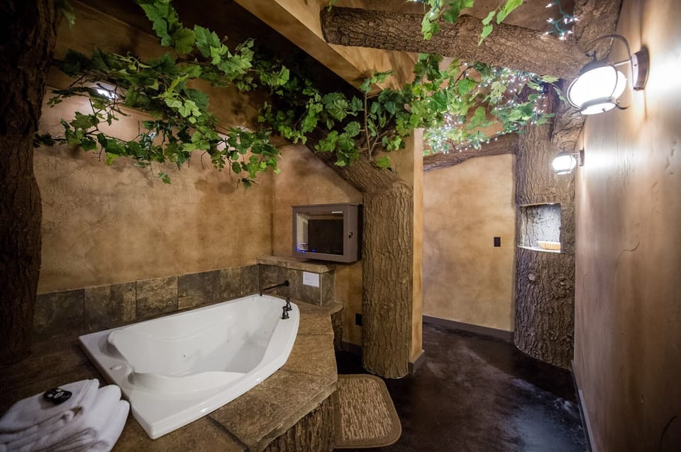 Eureka Springs Treehouses, Hobbit Caves & Castles Treehouse in Eureka Springs