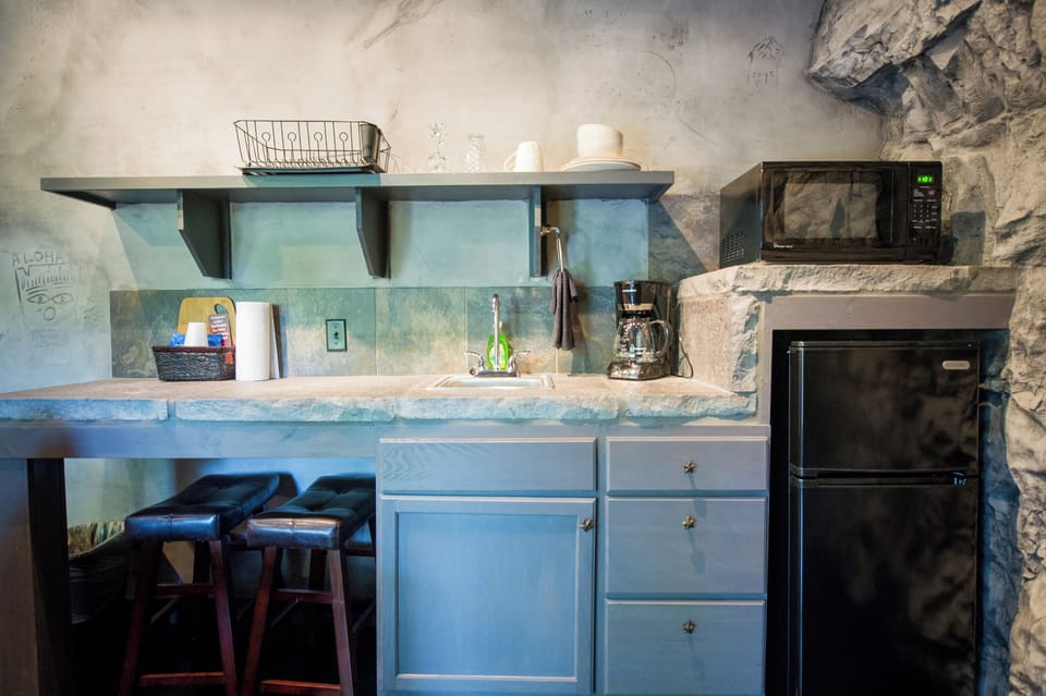 Cave | Private kitchenette | Coffee/tea maker, paper towels