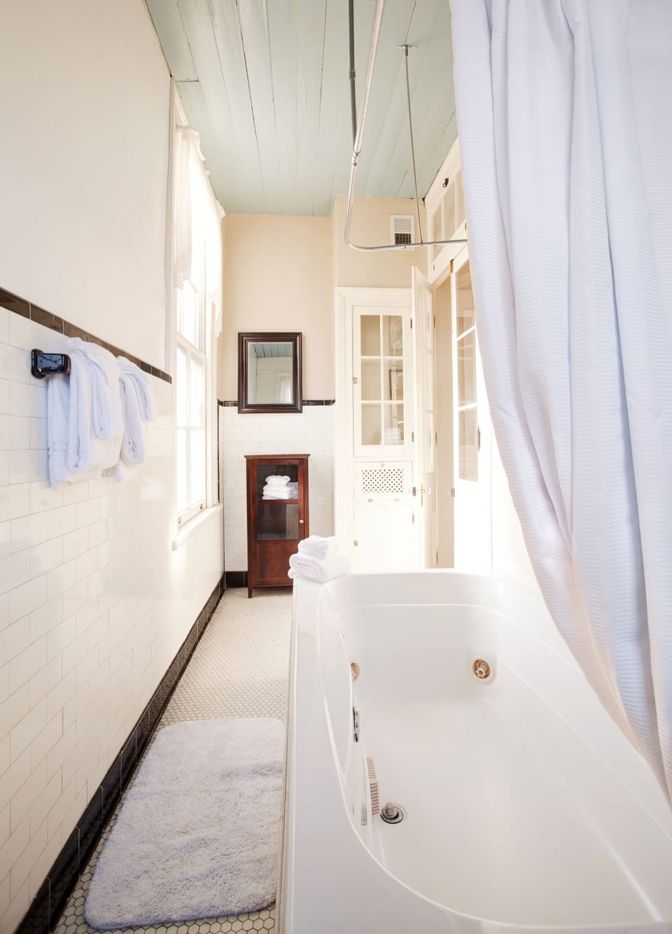 Deluxe 2 Bedroom Suite with Balcony: The William Bell (2nd Floor) | Jetted tub
