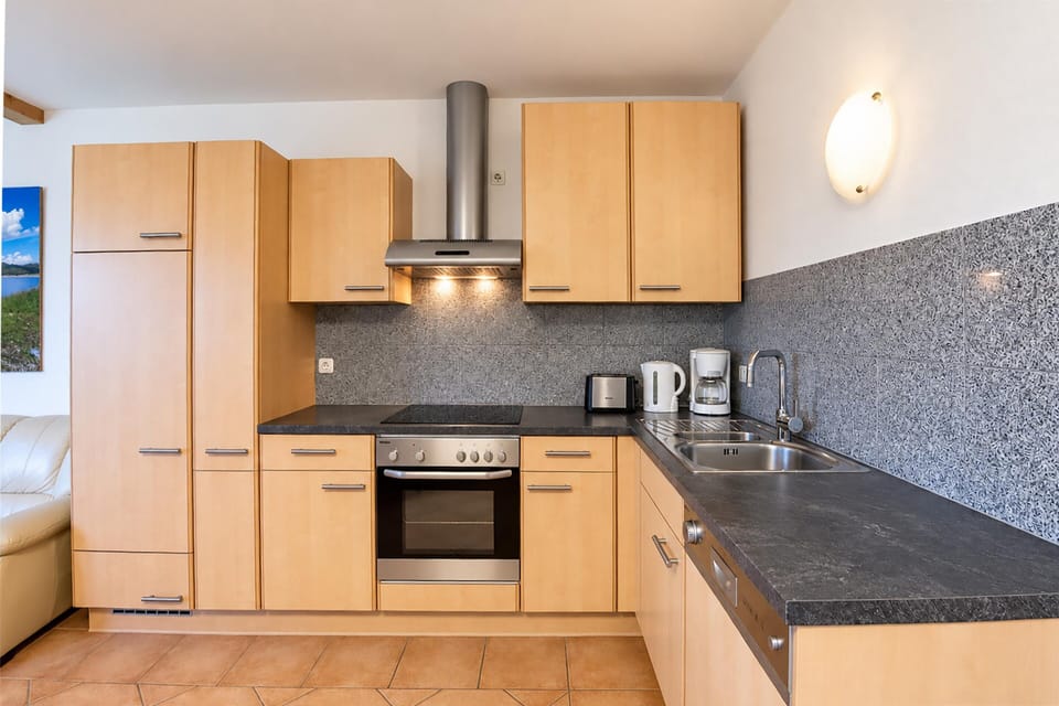 Apartment | Private kitchen | Coffee/tea maker, cookware/dishes/utensils