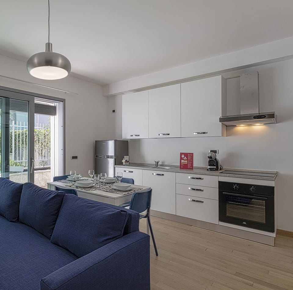 Business Apartment | Private kitchen | Full-size fridge, oven, stovetop, dishwasher