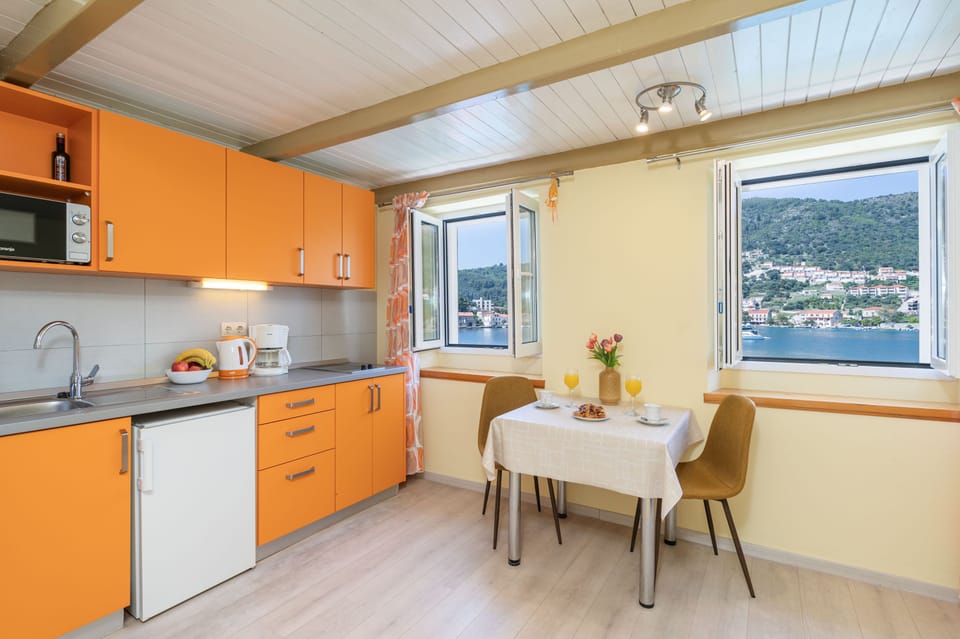 Kitchen with dining table