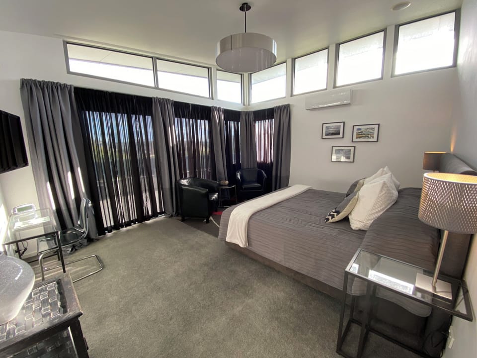 Sunset Suite | 1 bedroom, premium bedding, pillowtop beds, minibar