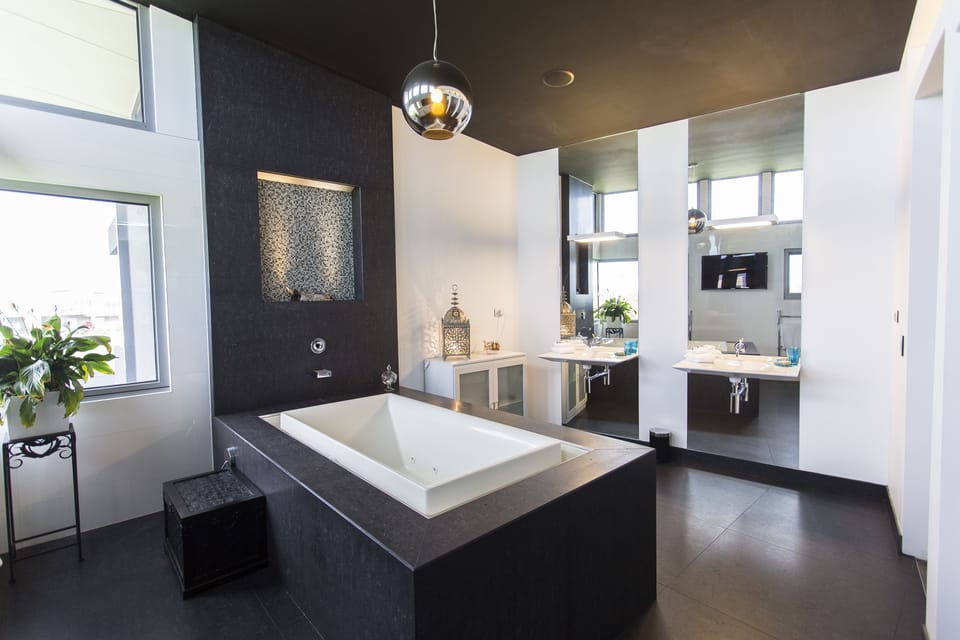Haven Suite | Bathroom | Shower, rainfall showerhead, free toiletries, hair dryer
