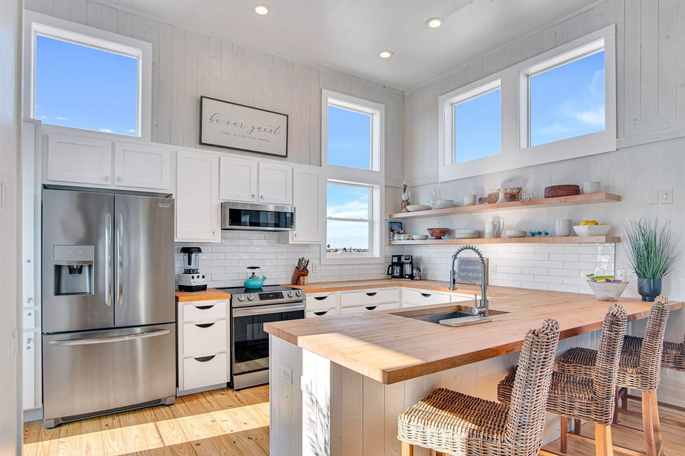 Fully stocked kitchen!