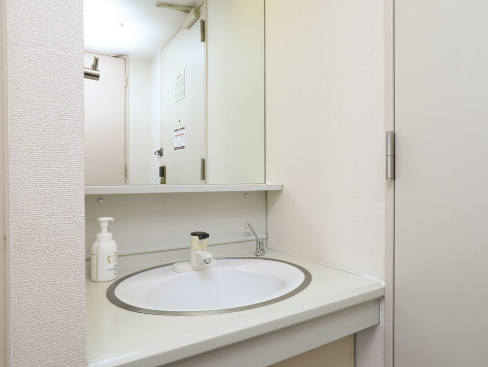 Combined shower/tub, free toiletries, hair dryer, bathrobes