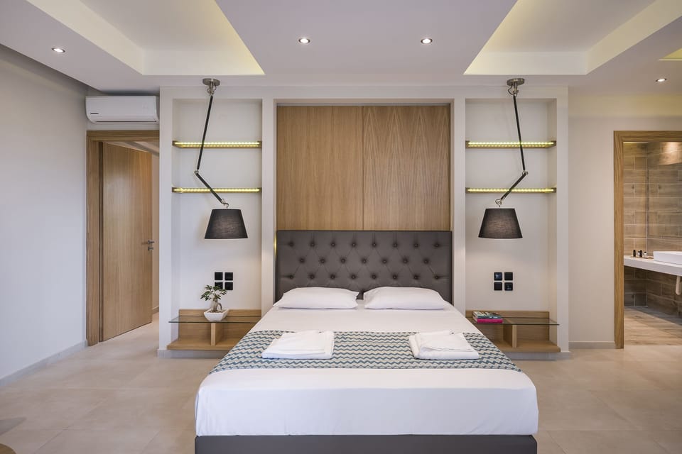 Premium Studio Suite | Premium bedding, desk, blackout drapes, soundproofing