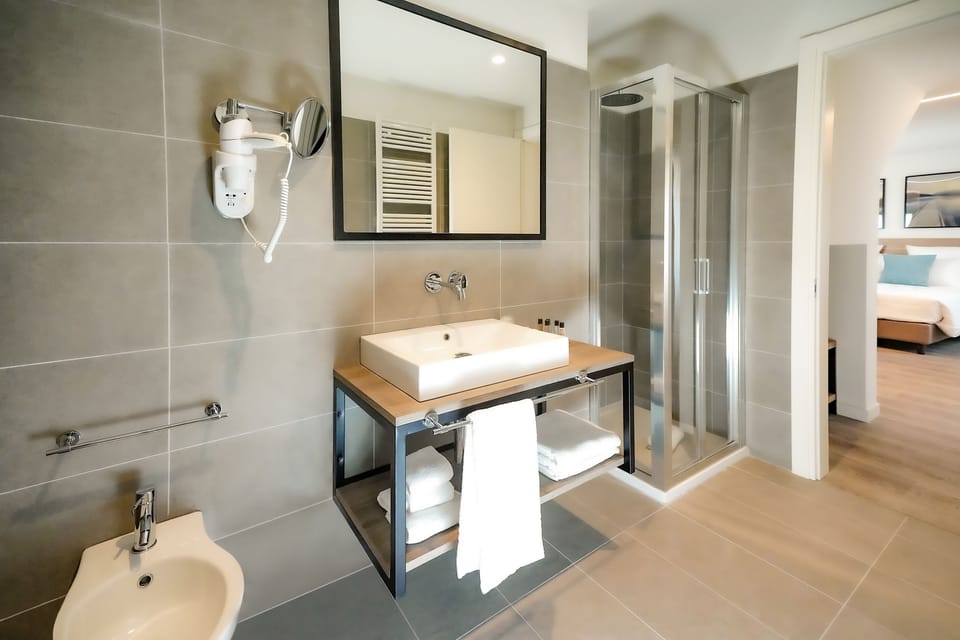 Deluxe Room | Bathroom | Shower, free toiletries, hair dryer, slippers