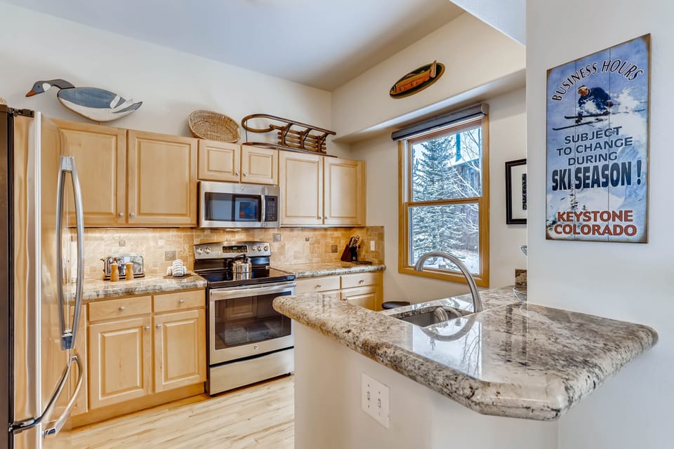 Condo, 2 Bedrooms | Private kitchen | Fridge, microwave, oven, stovetop