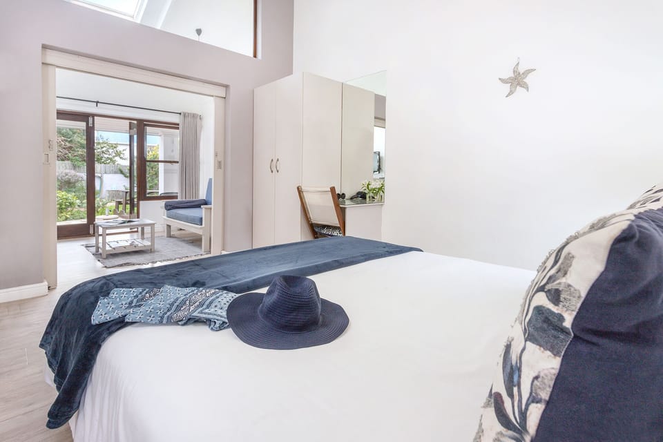 Queen Suite | 1 bedroom, minibar, in-room safe, desk