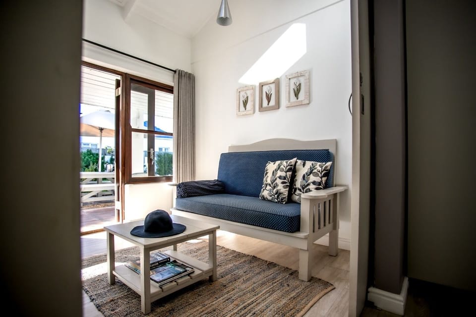 Queen Suite | Living area | 32-inch flat-screen TV with cable channels, TV, Netflix