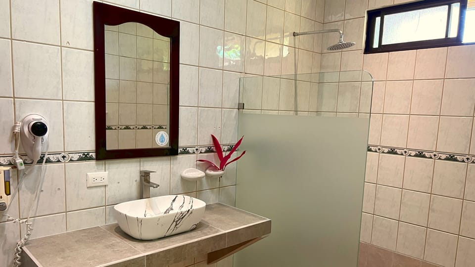 Double King Deluxe | Bathroom | Shower, free toiletries, towels