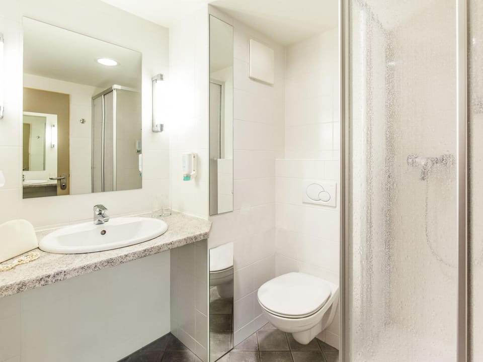 Superior Room, 1 Queen Bed, Lake View | Desk, soundproofing, free cribs/infant beds, free WiFi