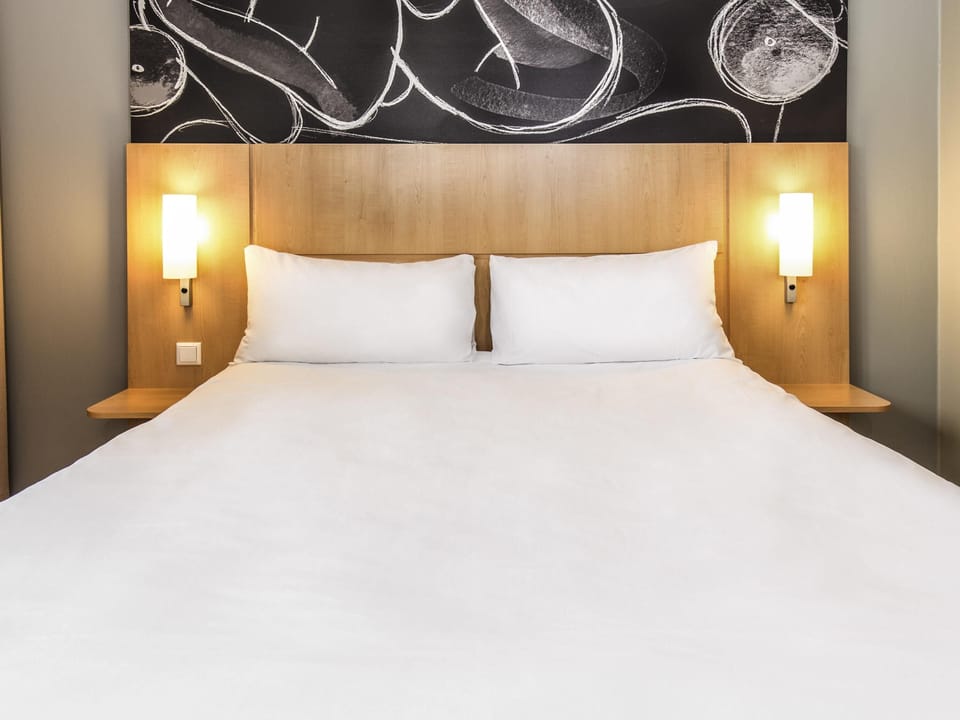 Standard Room, 1 Double Bed, Accessible | Desk, soundproofing, cribs (free), WiFi (free)