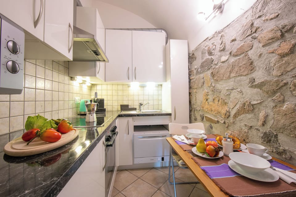 Family Townhome, 2 Bedrooms, Microwave, Beachside (Casa Tamè - Pieds dans l'eau) | Private kitchen | Espresso maker