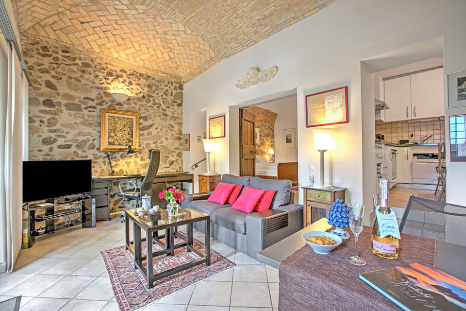 Family Townhome, 2 Bedrooms, Microwave, Beachside (Casa Tamè - Pieds dans l'eau) | Living area | TV