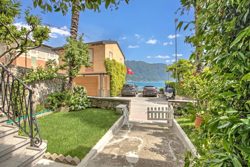 Family Townhome, 2 Bedrooms, Microwave, Beachside (Casa Tamè - Pieds dans l'eau) | Property grounds