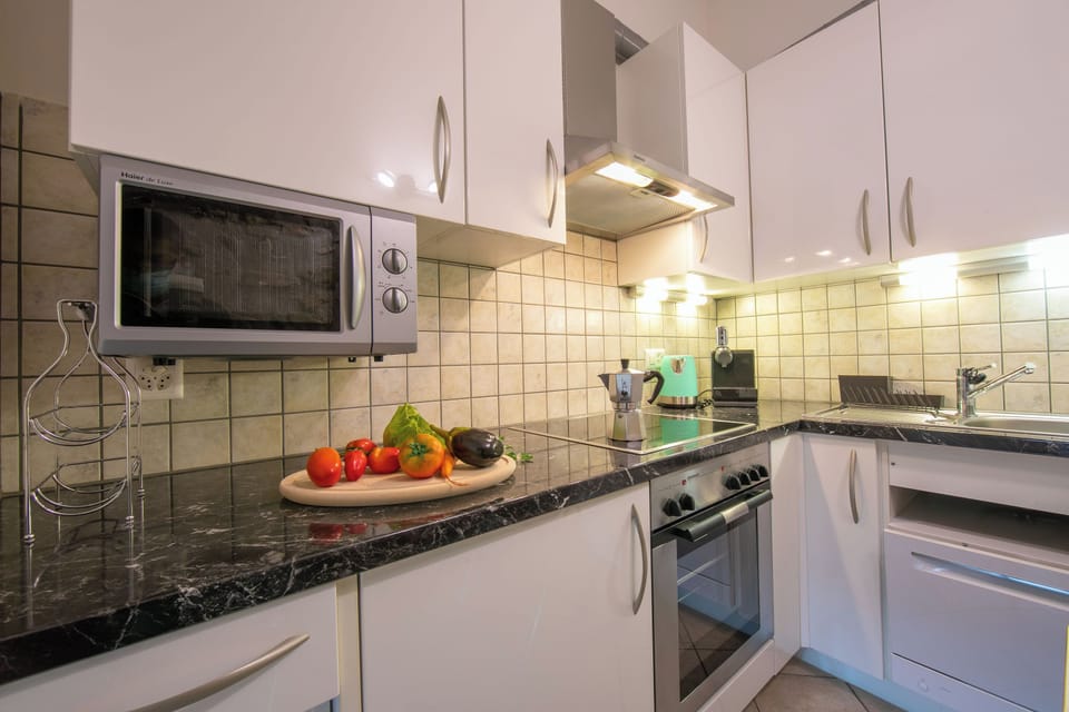 Family Townhome, 2 Bedrooms, Microwave, Beachside (Casa Tamè - Pieds dans l'eau) | Private kitchen | Espresso maker