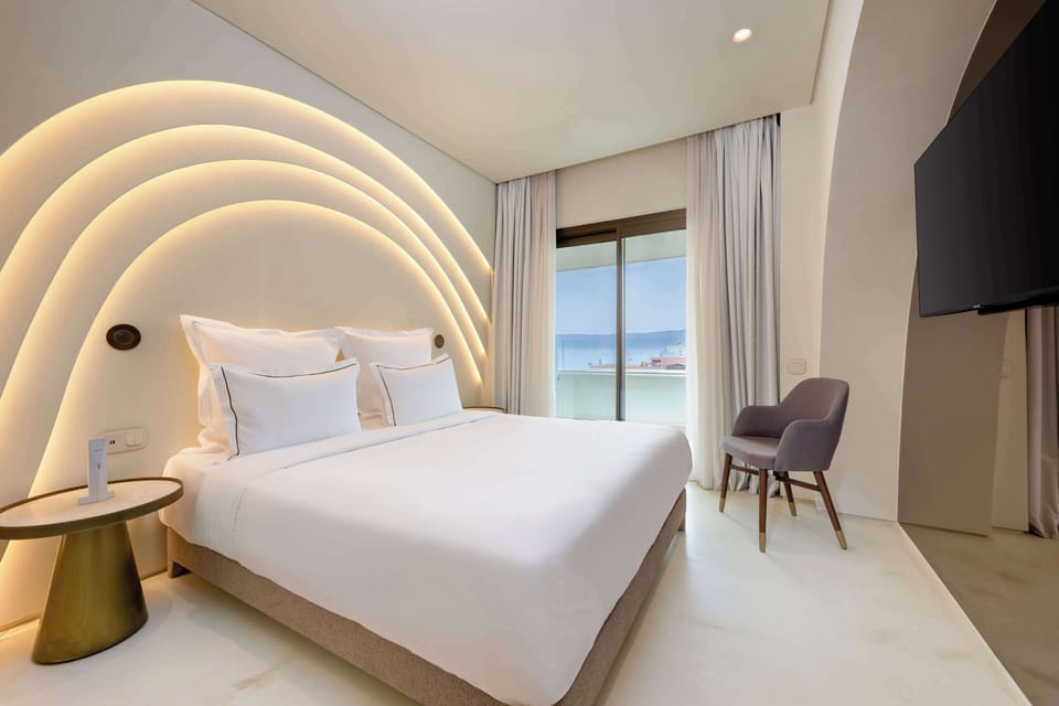 Classic Room, 1 King Bed, Accessible | Premium bedding, minibar, in-room safe, desk