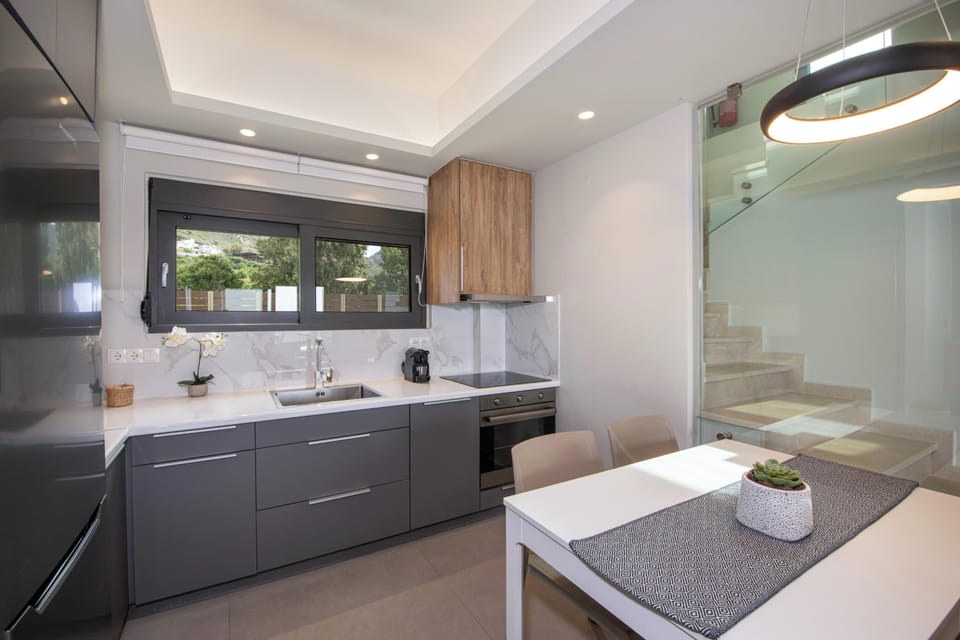 Indoor dining table that seat up to 6 guests