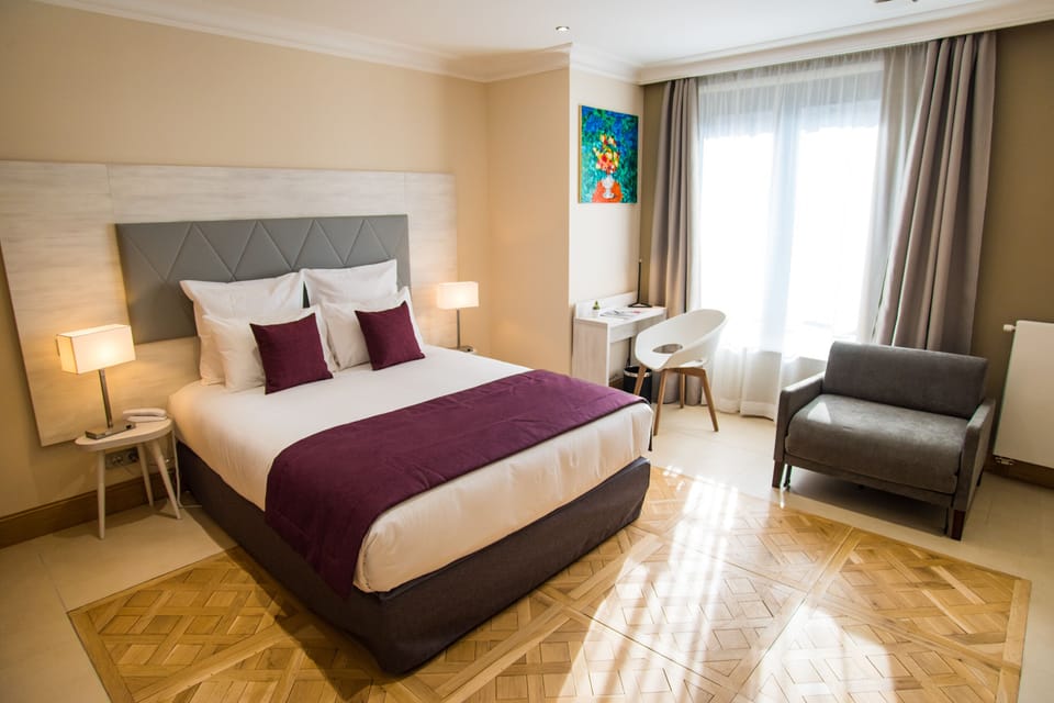 Comfort Double Room | In-room safe, desk, laptop workspace, blackout drapes