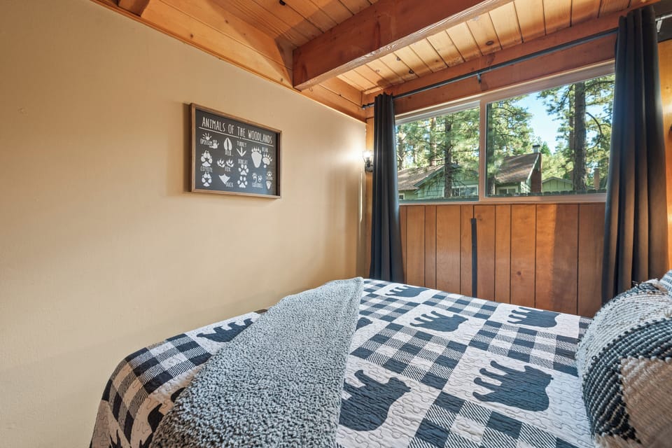 Charming Cabin Bedroom: A peaceful bedroom