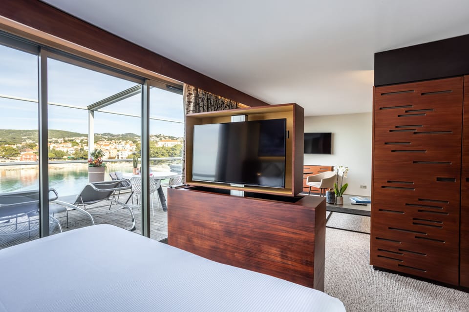 Exception, Sea View | Minibar, in-room safe, desk, soundproofing