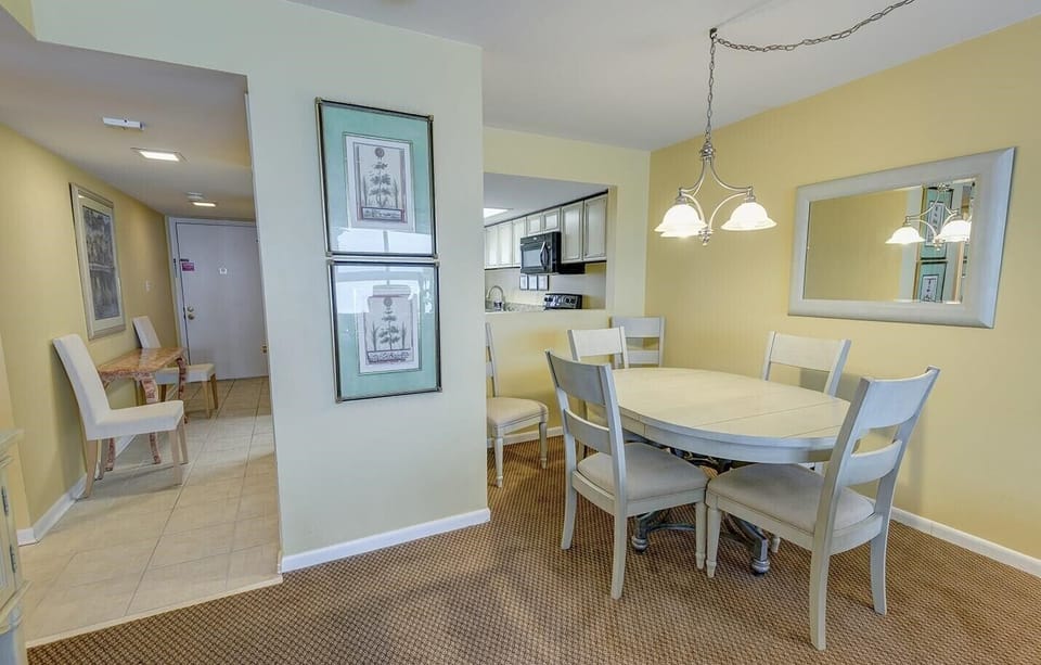 Deluxe Condo, 2 Bedrooms, Beach View, Beachfront (53) | In-room dining
