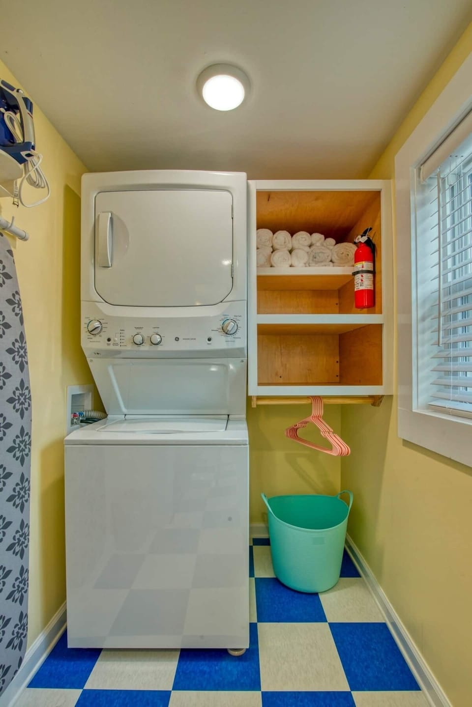 Plenty of clean and fresh towels next to the easily operable washer/dryer in the laundry room.