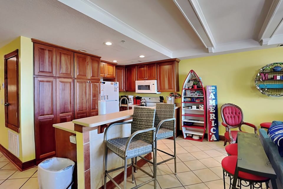Full Kitchen w. Island + Barstool Seating