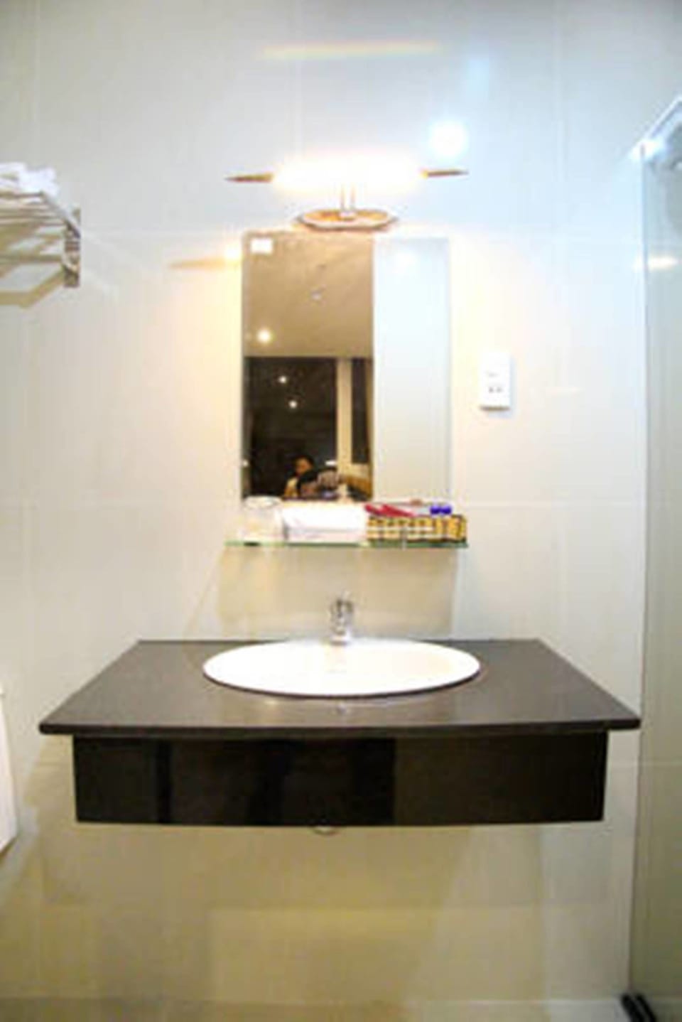 Shower, rainfall showerhead, free toiletries, hair dryer