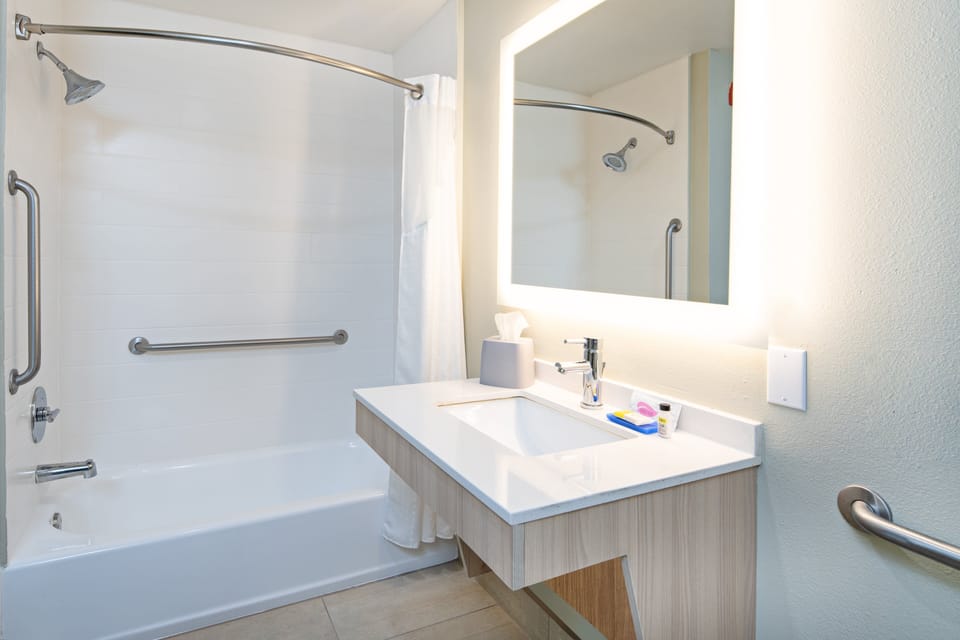 Combined shower/tub, hair dryer, towels