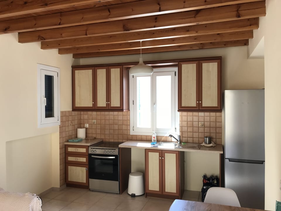 Oven, stovetop, coffee/tea maker, electric kettle
