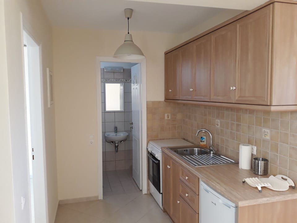 Oven, stovetop, coffee/tea maker, electric kettle
