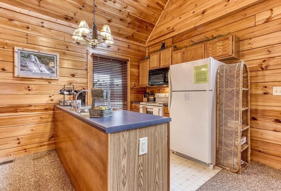 Cubs Cozy Den's fully equipped kitchen