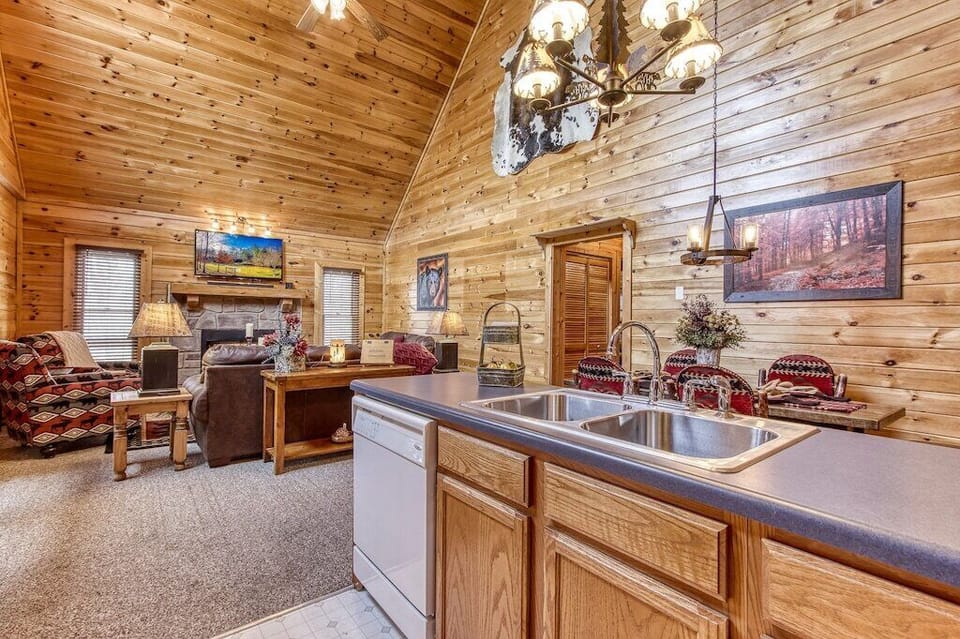 Cubs Cozy Den's fully equipped kitchen