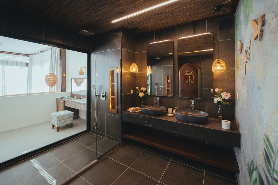 Venus Suite (Sea View) | Bathroom | Eco-friendly toiletries, hair dryer, slippers, towels